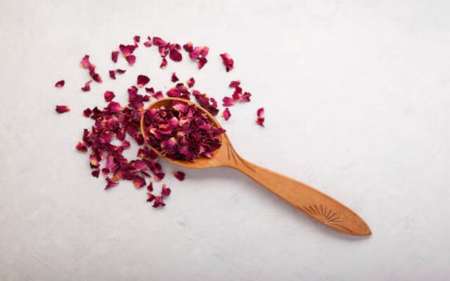 Dried Rose Petals To Give You A Royal Vibe!